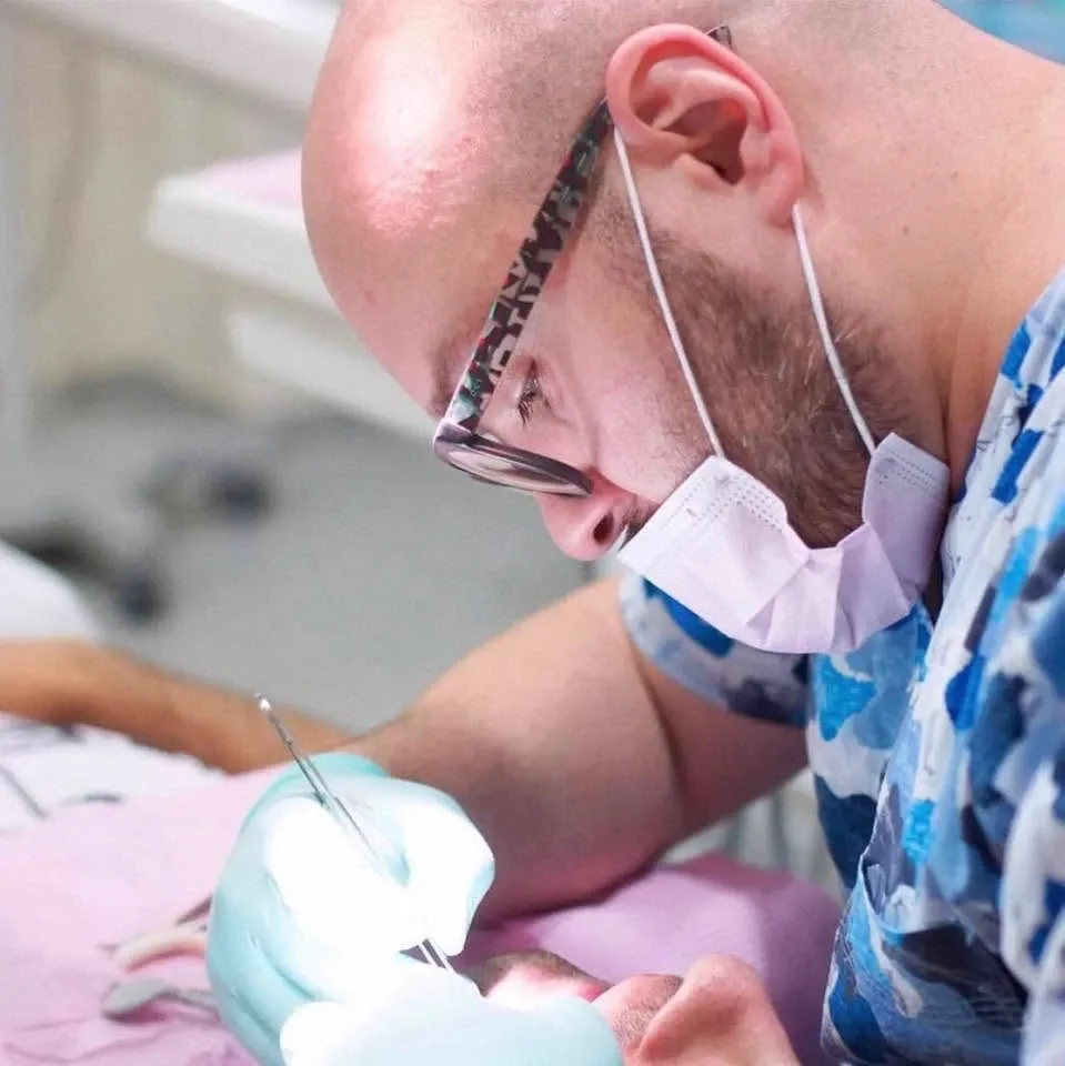 Dr. Vlad Alexandru, medic stomatolog, în timpul unui tratament